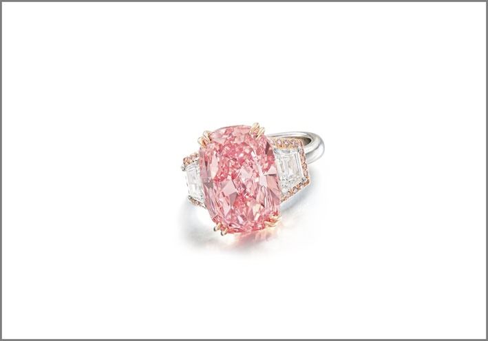 Williamson Pink Star è montato su un anello diamanti taglio trapezio e rosa taglio brillante
