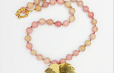 Collana con rodonite, rodocrosite e foglia in ottone