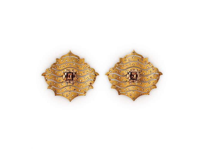 Orecchini Champagne Cartouche, caratterizzati da due diamanti brown taglio cuscino, che fluttuano su onde chevron in oro giallo