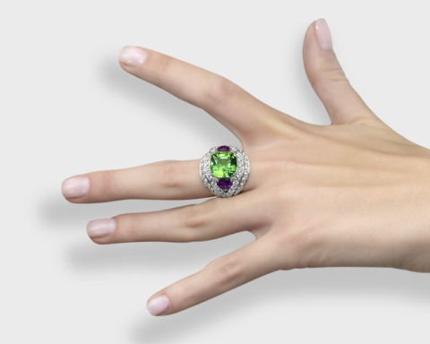 Anello Essentially Color di Picchiotti indossato con tormalina verde, ametista, diamanti