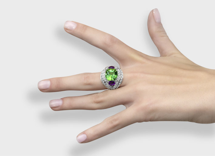 Anello Essentially Color di Picchiotti indossato con tormalina verde, ametista, diamanti