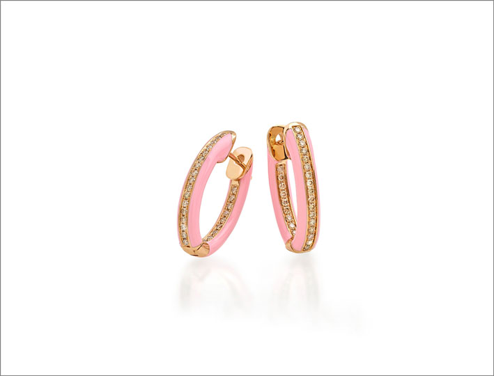 Orecchini in oro 18kt con diamanti brown e smalto quarzo rosa