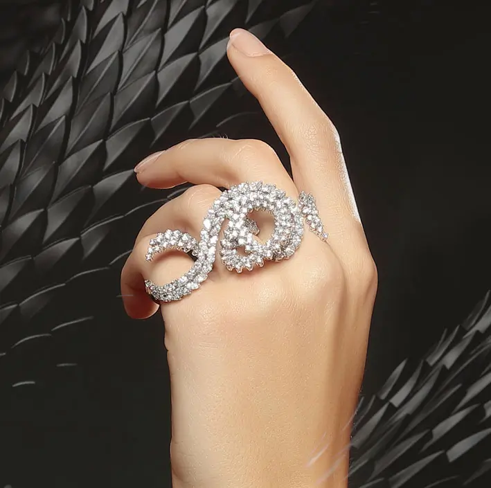 Anello indossato della linea Couture in oro bianco e diamanti