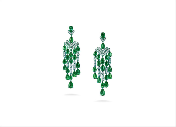 David Morris, orecchini chandelier in titanio con smeraldi e diamanti