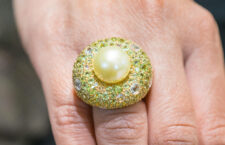 Anello della collezione Boutique con perla fresh water, pavé di peridoto e tsavoriti. Copyright: gioiellis.com