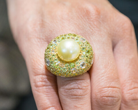 Anello della collezione Boutique con perla fresh water, pavé di peridoto e tsavoriti. Copyright: gioiellis.com