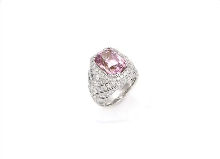 Anello con spinello rosa-arancio di 8,81 carati e diamanti