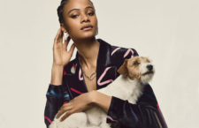 Modella con fox terrier e bijoux indossati