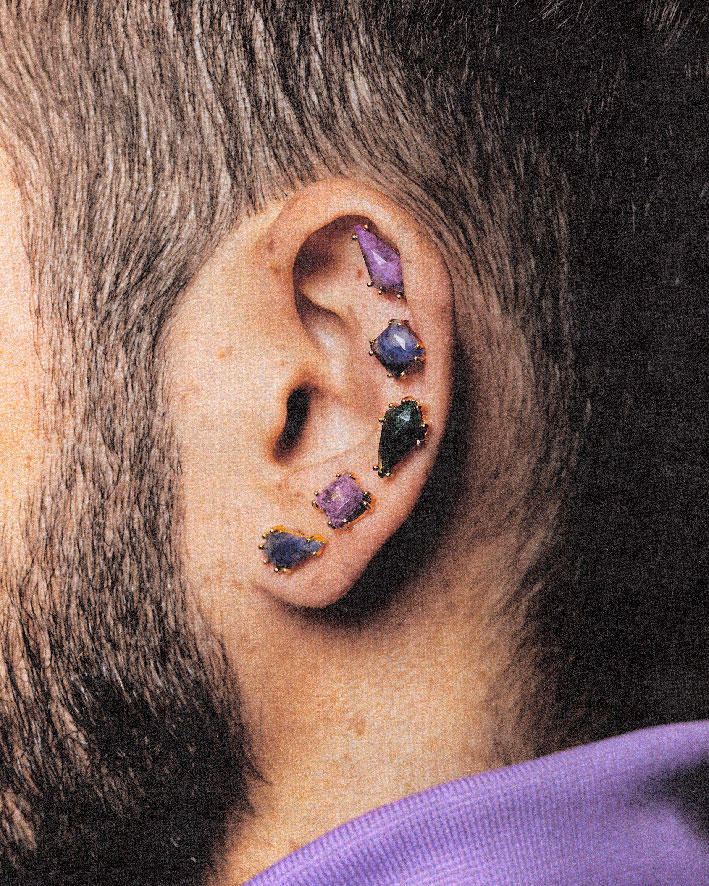 Piercing per orecchio maschile indossati