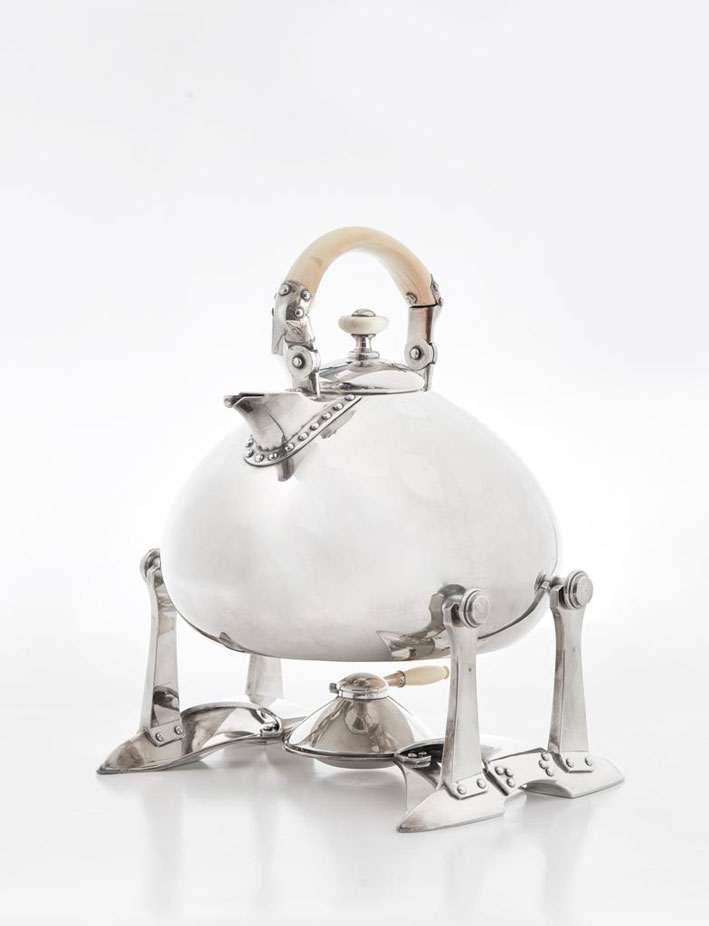 Bollitore d'argento semplice. Una grande "bouilloire" in argento semplice con un supporto e il bruciatore, Numero di inventario 23184, officine di Mosca di Carl Fabergé, 1901 Altezza 24,00 cm