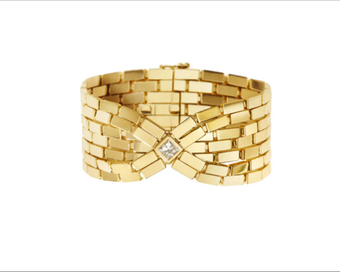 Il bracciale vincitore al Couture Awards 2022 in oro giallo e diamante quadrato al centro