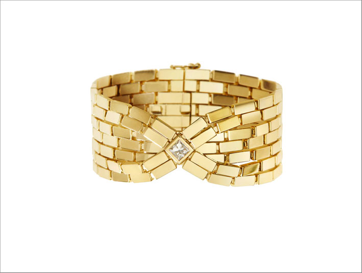 Il bracciale vincitore al Couture Awards 2022 in oro giallo e diamante quadrato al centro