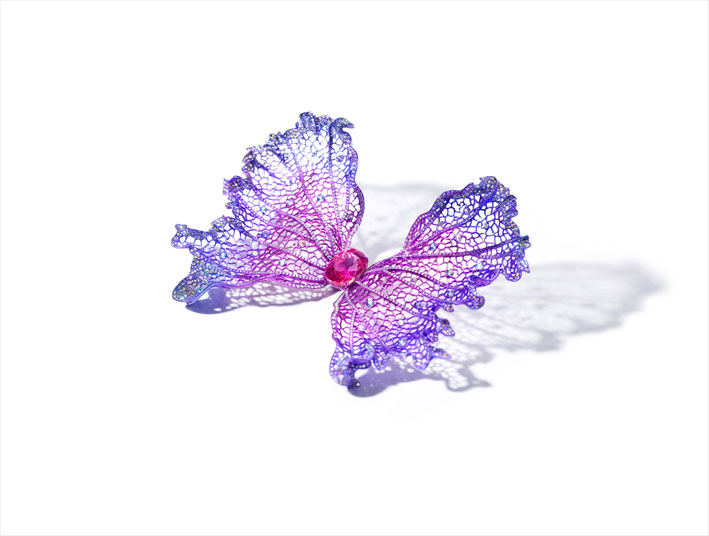 Spilla Ethereal Butterfly. Zaffiri colorati, tormalina rosa di 24 carati al centri, diamanti bianchi, titanio, platino