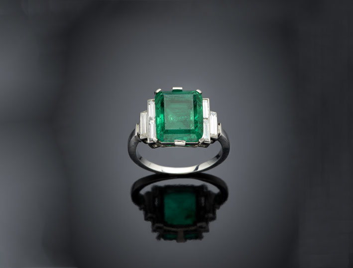 Cartier London. Anello in platino con smeraldo ottagonale di ct. 4,377 e diamanti a baguette, g 5,69 circa misura 12/52. Courtesy Il Ponte Casa d’Aste