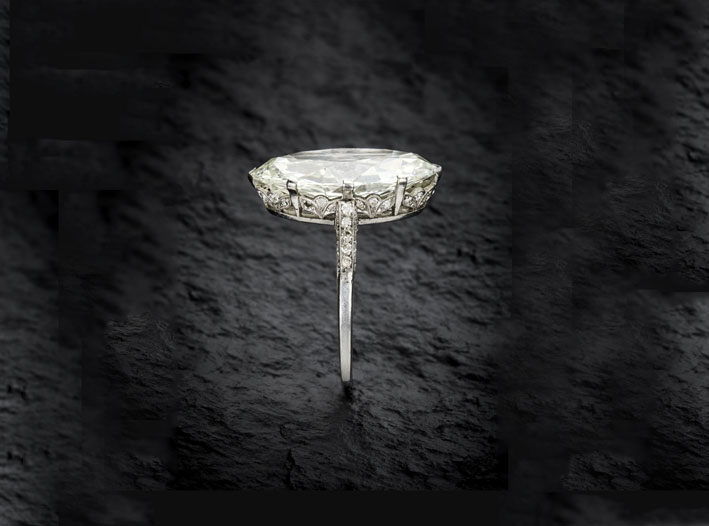 Anello in platino con diamante navette di ct. 9,15, piccoli diamanti a mezza rosetta sul gambo, g 5,87 circa misura 16/56. Courtesy Il Ponte Casa d’Aste