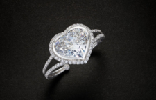 Bracciale rigido Diamond Torque, incastonato con un diamante a forma di cuore internamente impeccabile di colore D di 50,05 carati