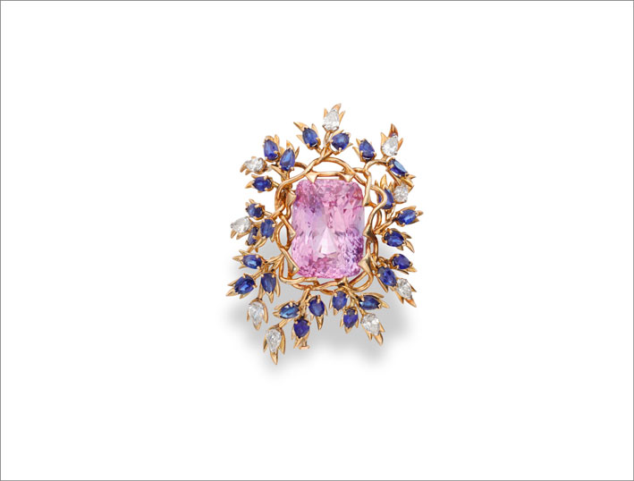 Spilla di Jean Schlumberger con uno zaffiro rosa di  92 carati, diamanti e zaffiri blu