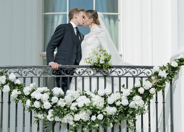 Bacio degli sposi al balcone della Casa Bianca