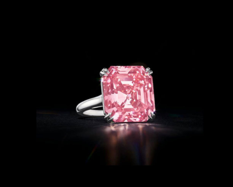 Fancy Vivid Pink Diamond di 13,15 carati
