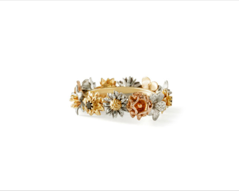 Anello con oro di diversi colori e diamante nero della collezione Flora