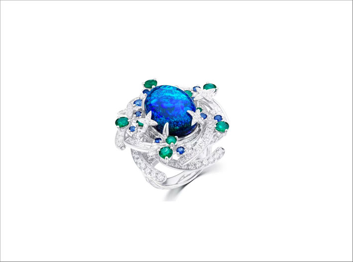 Anello con opale nero australiano di 10,84 carati, diamanti, zaffiri e smeraldi