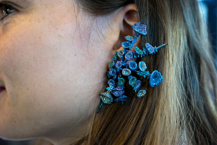 Thorn Shells Earrings indossato. Zaffiri colorati, diamanti bianchi, tsavorite, titanio, platino