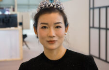 Serendipty, Christine Chen indossa una tiara in oro bianco, acquamarina brasiliana taglio cuore per 50carati, diamanti. Copyright: gioiellis.com