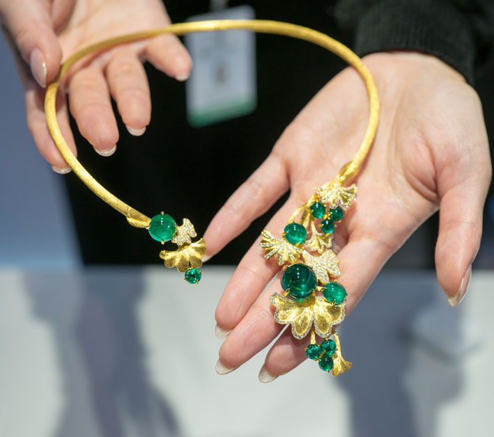 Collana Blooming Ginko in oro, smeraldi colombiani non trattati per 12,75 carati, diamanti. Copyright: gioiellis.com