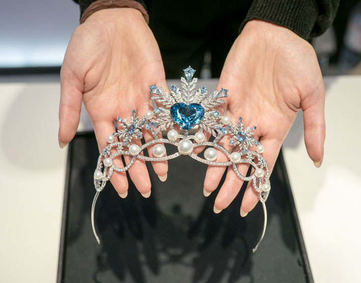 tiara in oro bianco, acquamarina brasiliana taglio cuore per 50carati, diamanti. Copyright: gioiellis.com
