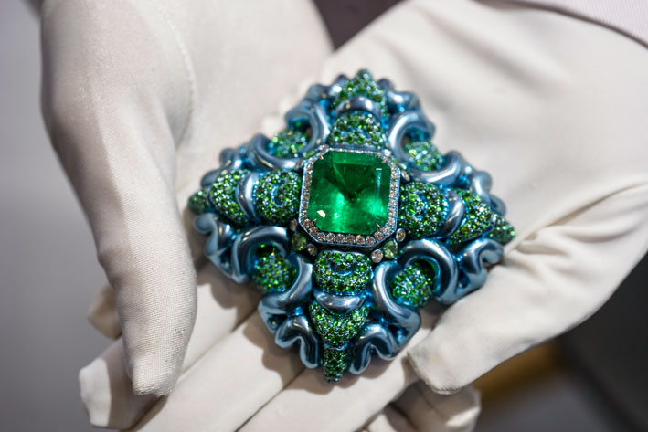 Spilla in titanio, smeraldo colombiano di 23 carati, tsavoriti, diamanti. Copyright: gioiellis.com