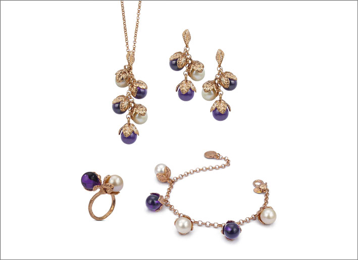 Bijoux in argento dorato, cristalli e perle naturali
