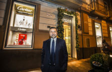 Il vice presidente della società di Valenza, Giorgio Damiani, di fronte allo store Rocca a Napoli
