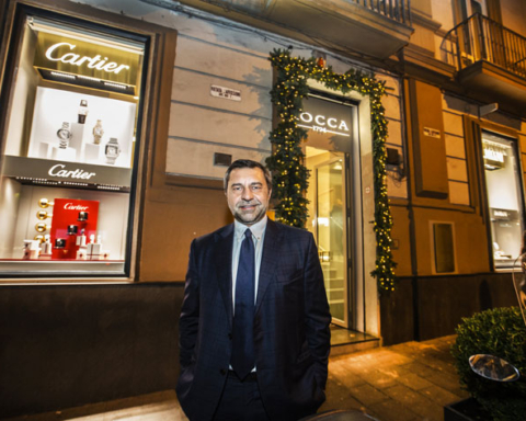 Il vice presidente della società di Valenza, Giorgio Damiani, di fronte allo store Rocca a Napoli