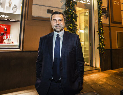 Il vice presidente della società di Valenza, Giorgio Damiani, di fronte allo store Rocca a Napoli