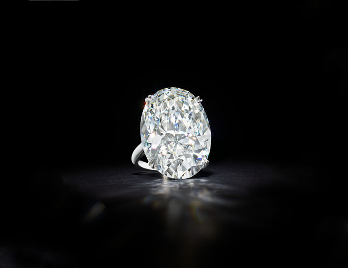 Anello con diamante ovale di 51,60 carati 