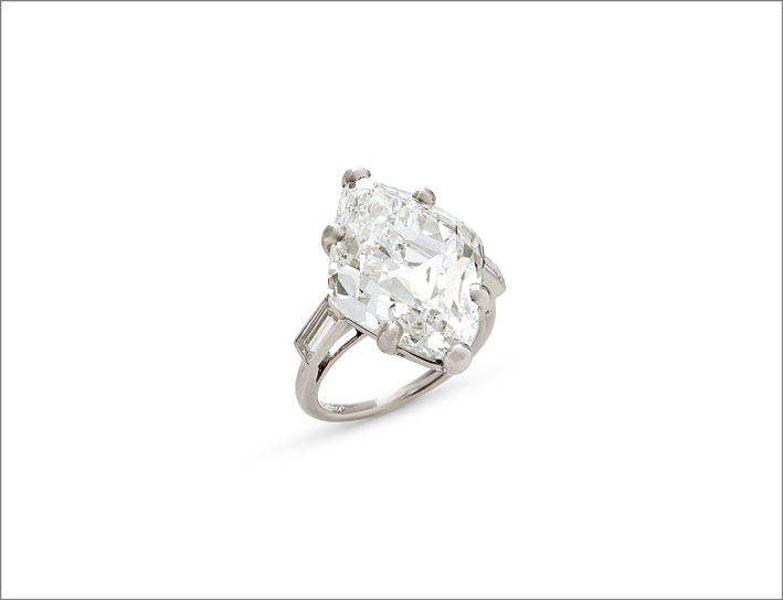 Diamante taglio brillante a losanga modificato di 15,84  carati su anello di Cartier