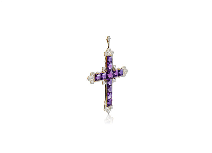 La croce, che ha un disegno rinascimentale, è realizzata in oro, argento, ametista e diamanti 