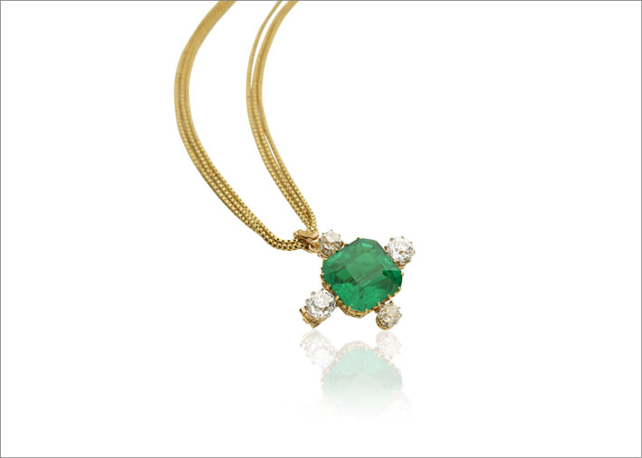 Collier con pendente che può essere indossato anche come spilla con uno smeraldo colombiano di taglio ottagonale da 12,284 carati e diamanti vecchio taglio