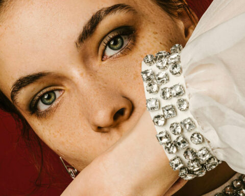 Bracciale e collana indossati