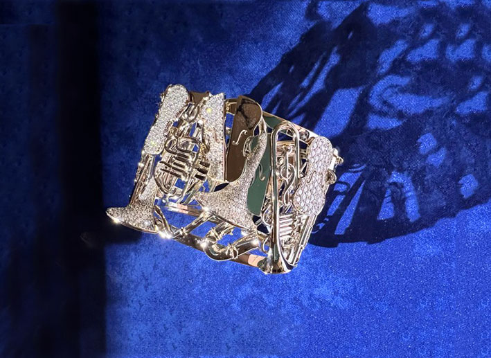 Arman, bracciale Instruments de musique  in oro bianco 18 carati e diamanti