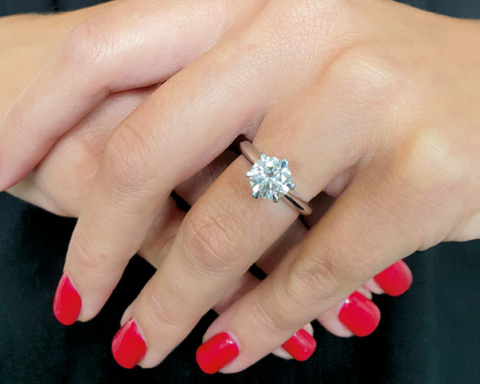 Anello con brillante indossato