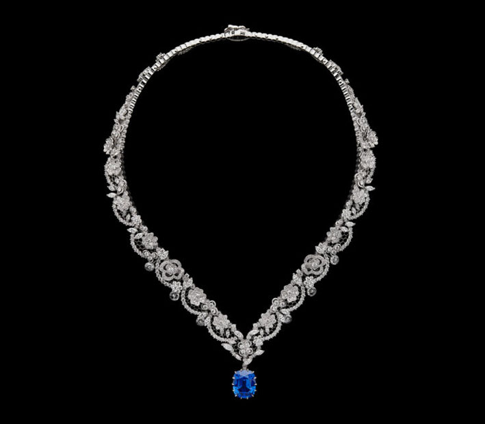 Collana di diamanti con zaffiro blu taglio ovale