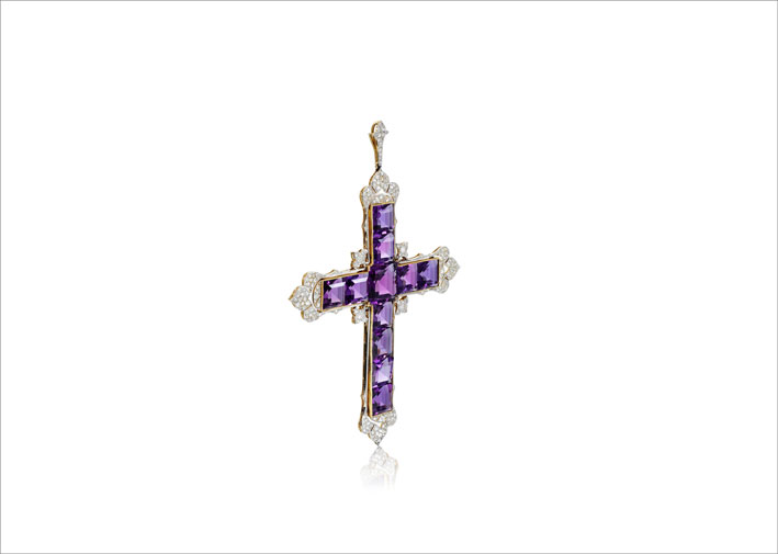 La croce, oltre alle ametiste, ha circa 5,25 carati di diamanti 