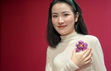 Victoria Yu con spilla in titanio, diamanti e perla conch. Copyright: gioiellis.com