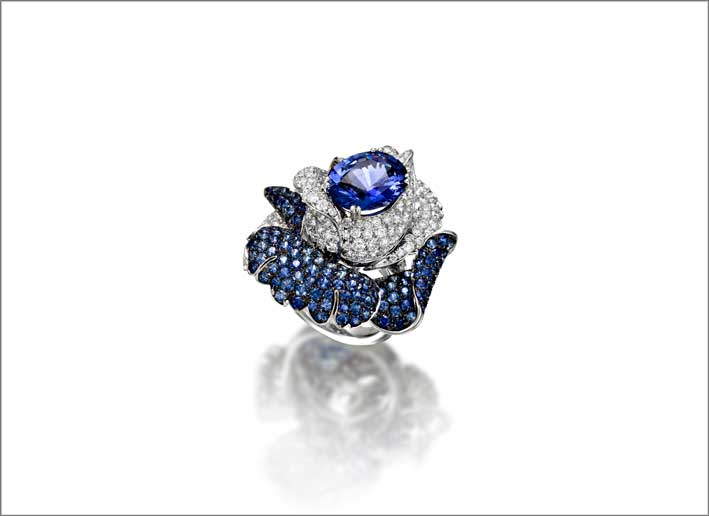 Anello a forma di fiore con zaffiro di 9,45 carati, diamanti, zaffiri blu