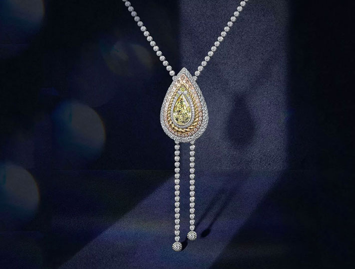 Collana con una clip staccabile e diamante a forma di pera: può essere indossata come una spilla 