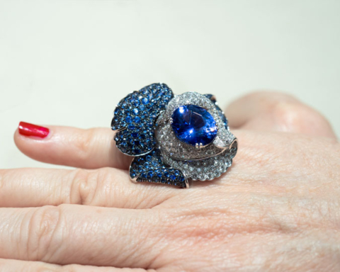 Anello con zaffiro di 9,45 carati, diamanti, zaffiri blu