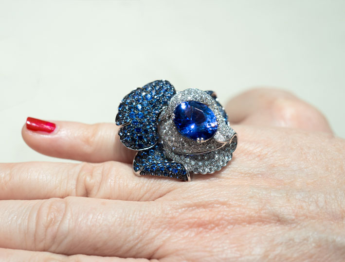 Anello con zaffiro di 9,45 carati, diamanti, zaffiri blu