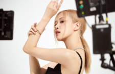 La cantante coreana Rosé indossa i bracciali della linea Lock