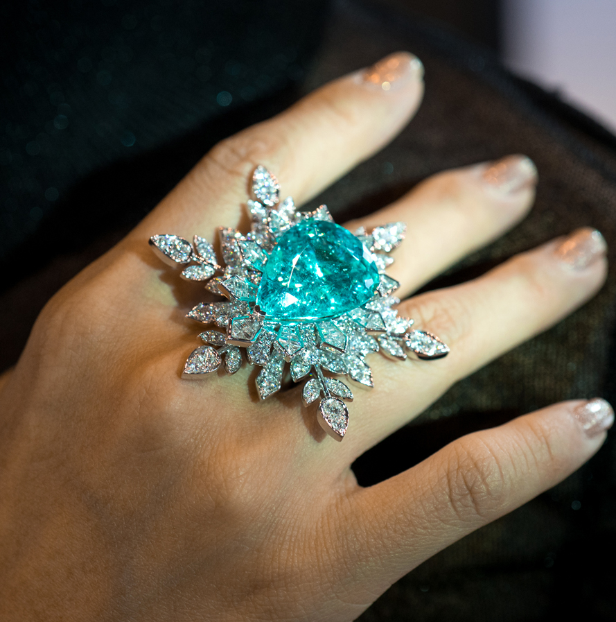 Anello di Serendipity con Paraiba di 23,47 carati e diamanti. Copyright: gioiellis.com
